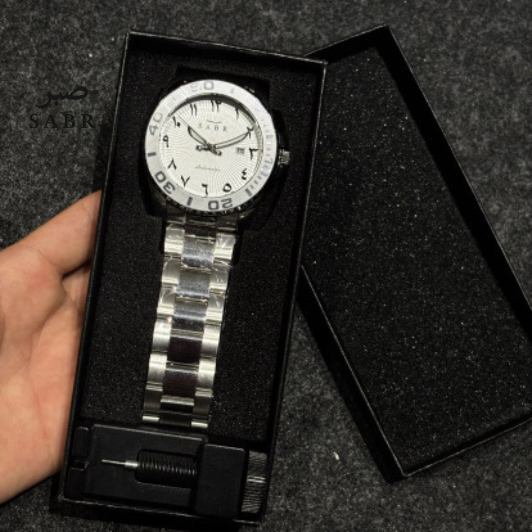 Montre SABR™ Acier Premium – Design luxe avec chiffres arabes